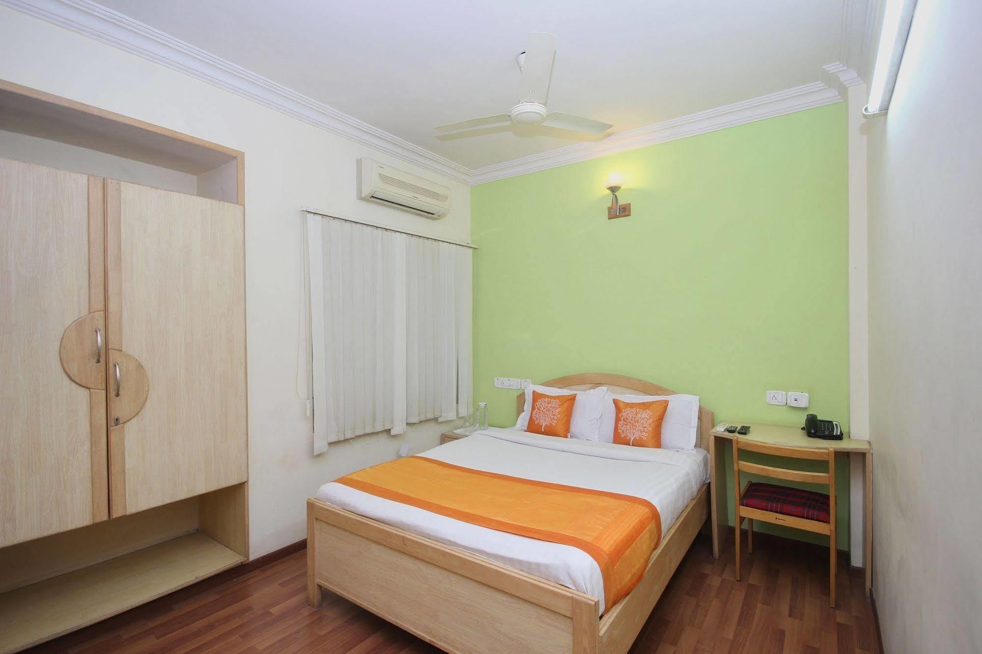 Oyo 5934 Lokaz Hotel Bangalore Exterior foto